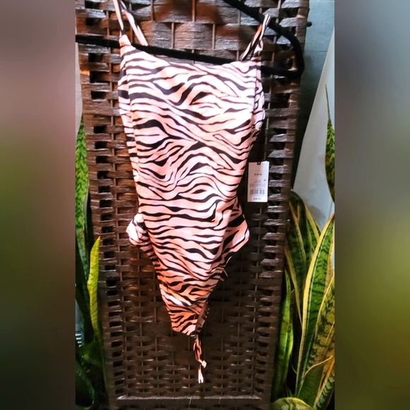 NWT Curve Loving Lace Up Back Adjustable Lined One Piece  cheeky back swim - Picture 1 of 9